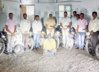 सोलापूर स्थानिक गुन्हे शाखेची मोठी कारवाई: सराईत दुचाकीचोर गजाआड; ७.७० लाखांच्या २२ मोटारसायकली जप्त सोलापूर
