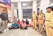 सोलापूर ग्रामीण पोलीस अधीक्षकांची बार्शीत मोठी कारवाई; स्पा सेंटरच्या आडून चालणारे कुंटणखाने, जुगार अड्डे उद्ध्वस्त सोलापूर ग्रामीण पोलीस