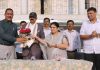 अनवाणी पावलांना मिळाला मायेचा आधार, उन्हाच्या झळांमध्ये विद्यार्थ्यांना दिलासा विद्यार्थ्यांना दिलासा