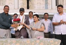 अनवाणी पावलांना मिळाला मायेचा आधार, उन्हाच्या झळांमध्ये विद्यार्थ्यांना दिलासा विद्यार्थ्यांना दिलासा