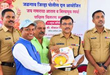 चित्रकार सुनील दाभाडे यांचा जळगाव जिल्हा पोलीस दलातर्फे सन्मान जळगाव जिल्हा पोलीस