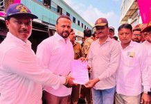 रस्ता केसबाबत माजी सैनिक सतीश काळे यांचे मंत्री जयकुमार गोरेंना निवेदन जयकुमार गोरें