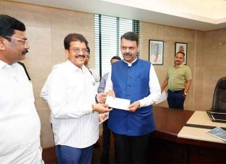 मुख्यमंत्री सहायता निधीसाठी आमदार राजूमामा भोळे यांच्याकडून २ लाखांचा धनादेश सुपूर्द राजूमामा भोळे