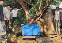 सोलापूर ग्रामीण पोलिसांची मोठी कारवाई: मुळेगाव तांड्यावर धाड टाकून ५ लाख ४१ हजारांचा अवैध दारूसाठा जे.सी.बी. द्वारे नष्ट सोलापूर ग्रामीण पोलिसांची
